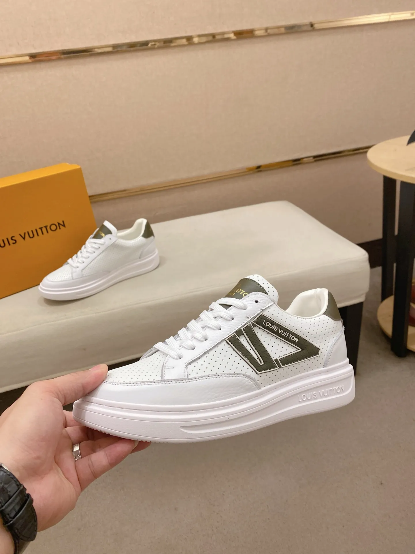Men's shoes 💰: 420💰🎉🎉LV~Louis Vuitton trendy men's shoes New shipments Latest matching The same style as the official website Super high quality Hot sales of the season [strong] [strong] [strong] Selected first-layer cowhide, comfortable cowhide lining, original last, comfortable on the foot, wear-resistant rubber outsole Size number: 38-44.